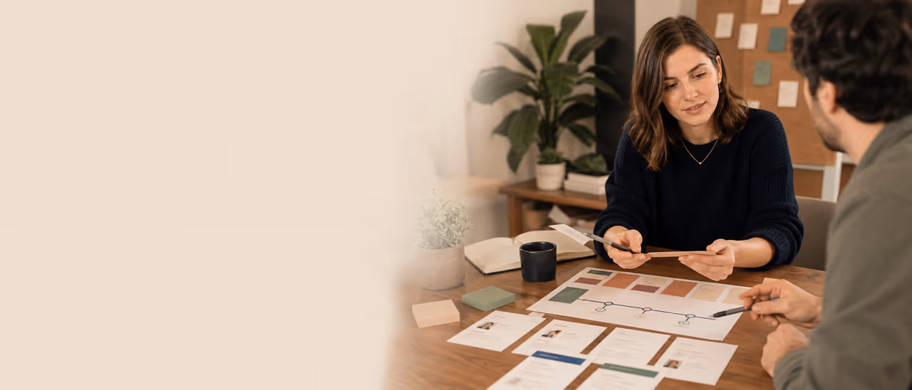 Eine Product Managerin bespricht Research Karten und eine Produkt Roadmap